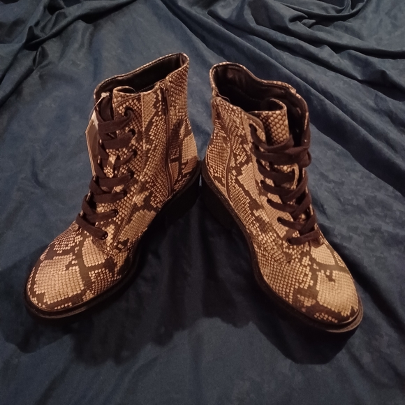 Faux Snake Brie Combat Boots • Size 8.5 • Universal Thread • NWT - Picture 3 of 12